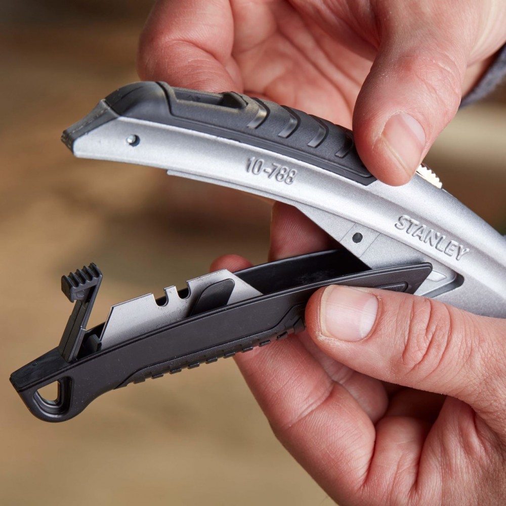 Cutter Stanley cu lama retractabila,180 mm, 3 lame incluse