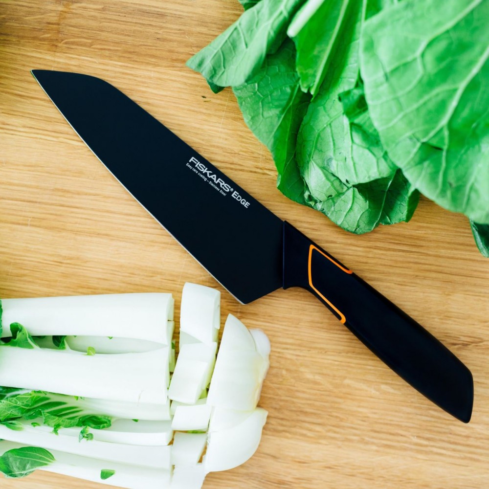 Cutit Santoku Fiskars Edge, 17 cm, otel inoxidabil Cutit Santoku Fiskars Edge, 17 cm, otel inoxidabil