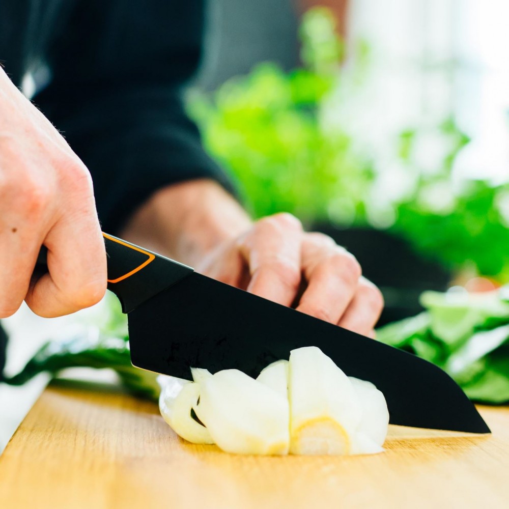 Cutit Santoku Fiskars Edge, 17 cm, otel inoxidabil Cutit Santoku Fiskars Edge, 17 cm, otel inoxidabil