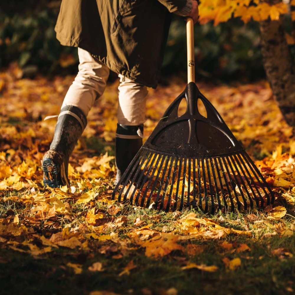 Grebla pentru frunze Fiskars XL, 1735 mm, 900 g Grebla pentru frunze Fiskars XL, 1735 mm, 900 g