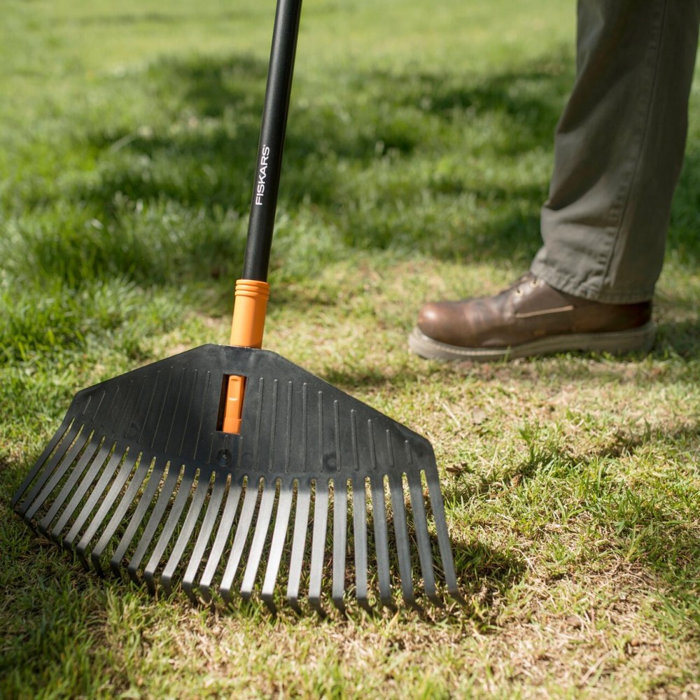 Coada pentru greble si maturi Fiskars Solid, 1575 mm, 310 g Coada pentru greble si maturi Fiskars Solid, 1575 mm, 310 g