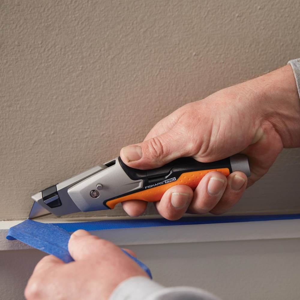 Cutit utilitar cu lama trapezoidala pentru zugravi Fiskars CarbonMax, 1027225, 191 mm, 244 g Cutit utilitar cu lama trapezoidala pentru zugravi Fiskars CarbonMax, 1027225, 191 mm, 244 g