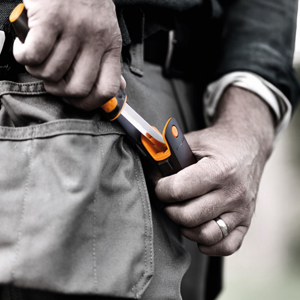 Cutitul artizanului Fiskars, cu ascutitor Cutitul artizanului Fiskars, cu ascutitor
